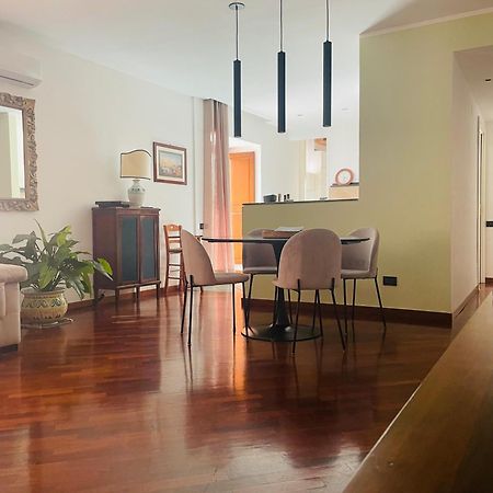 Re Gallo Luxury Apartment Plebiscito In Via Chiaia Napoli Esterno foto