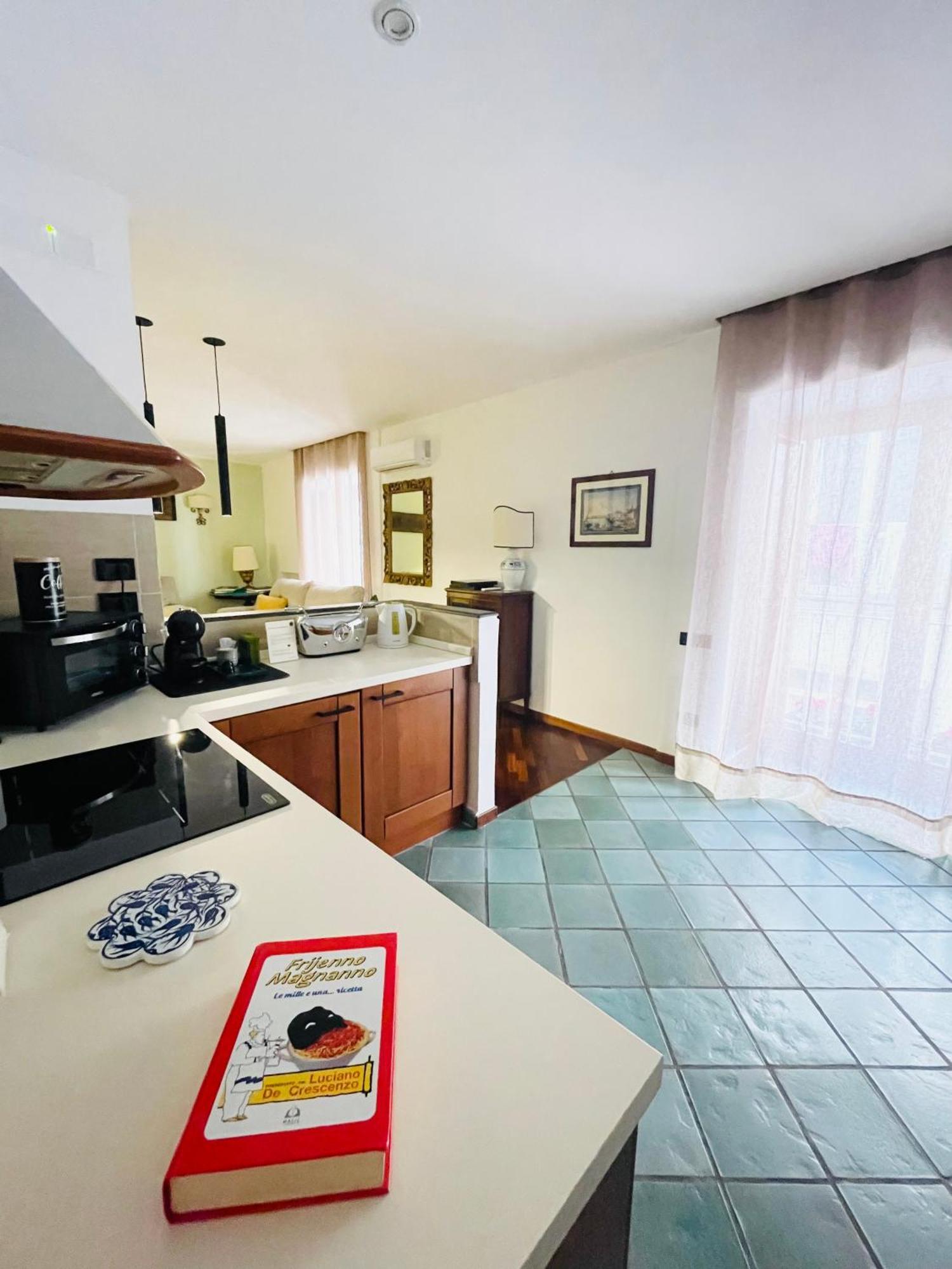 Re Gallo Luxury Apartment Plebiscito In Via Chiaia Napoli Esterno foto