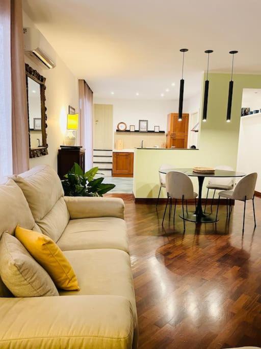 Re Gallo Luxury Apartment Plebiscito In Via Chiaia Napoli Esterno foto