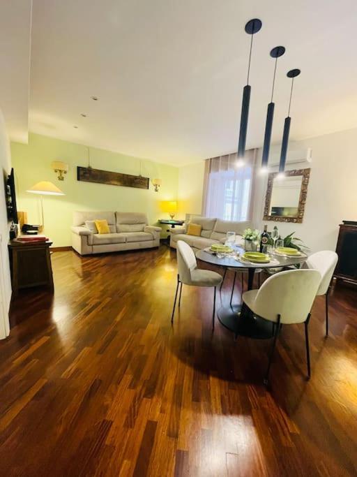 Re Gallo Luxury Apartment Plebiscito In Via Chiaia Napoli Esterno foto
