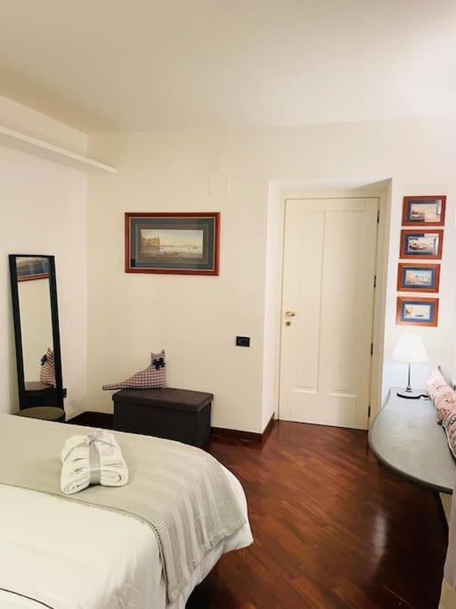 Re Gallo Luxury Apartment Plebiscito In Via Chiaia Napoli Esterno foto