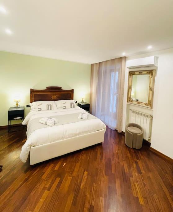 Re Gallo Luxury Apartment Plebiscito In Via Chiaia Napoli Esterno foto