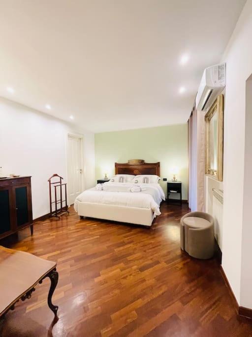 Re Gallo Luxury Apartment Plebiscito In Via Chiaia Napoli Esterno foto